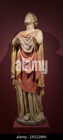 Saint Jean l'Évangéliste, ch. 1400. Cette sculpture a été à l'origine partie d'un groupe de Crucifixion grandeur nature et destinés à être vus avec deux autres statues, un Christ crucifié et un comité permanent vierge. Ensembles multi-figuré dans le bois appartiennent à une vigoureuse tradition dans l'Italie centrale s'étendant de la 1200s pour les années 1400. Le plus souvent, ces groupes représentent la déposition (le Christ est descendu de la croix) ou de la Lamentation (Mary, berçant le Christ mort sur ses genoux). Crucifixion des groupes se composait d'une sculpture centrale du Christ sur la croix flanquée sur sa droite par la Vierge Marie et à sa gauche par Banque D'Images