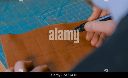 Skinner faire détails décoratifs sur terrain de jeu en cuir Banque D'Images