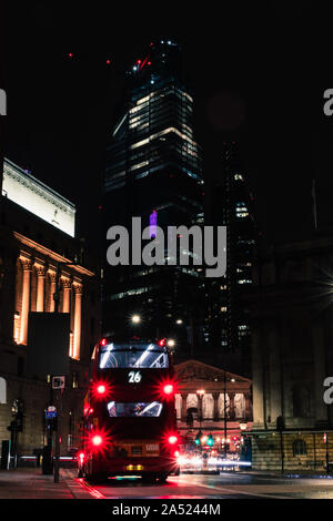 Street View de bâtiments d'affaires et de Londres par les transports en bus de nuit rouge 2/2 Banque D'Images