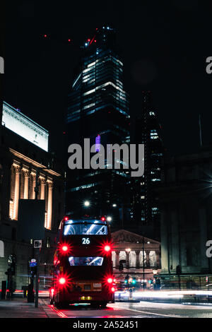 Street View de bâtiments d'affaires et de Londres par les transports en bus de nuit rouge 1/2 Banque D'Images