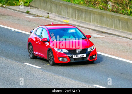 Honda Civic i-VTEC se plus Navi 2016 rouge ; circulation automobile au Royaume-Uni, transport, voitures modernes, berline, En direction du sud sur l'autoroute M6 à 3 voies. Banque D'Images