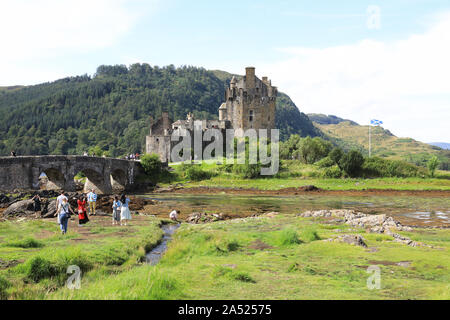 Photogénique 13ème siècle le château d'Eilean Donan sur une petite île à marée, dans les hautes terres de l'ouest de l'Ecosse, Royaume-Uni Banque D'Images