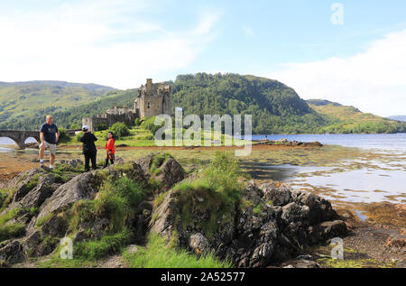 Photogénique 13ème siècle le château d'Eilean Donan sur une petite île à marée, dans les hautes terres de l'ouest de l'Ecosse, Royaume-Uni Banque D'Images