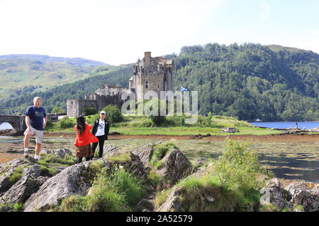 Photogénique 13ème siècle le château d'Eilean Donan sur une petite île à marée, dans les hautes terres de l'ouest de l'Ecosse, Royaume-Uni Banque D'Images