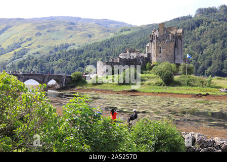 Photogénique 13ème siècle le château d'Eilean Donan sur une petite île à marée, dans les hautes terres de l'ouest de l'Ecosse, Royaume-Uni Banque D'Images