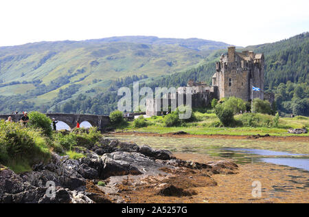 Photogénique 13ème siècle le château d'Eilean Donan sur une petite île à marée, dans les hautes terres de l'ouest de l'Ecosse, Royaume-Uni Banque D'Images