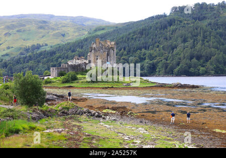 Photogénique 13ème siècle le château d'Eilean Donan sur une petite île à marée, dans les hautes terres de l'ouest de l'Ecosse, Royaume-Uni Banque D'Images