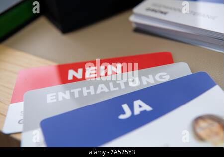 Stuttgart, Allemagne. 16 Oct, 2019. Carte de vote sera sur une table pendant la 100e session du Landtag de Bade-Wurtemberg. Crédit : Sébastien Gollnow/dpa/Alamy Live News Banque D'Images