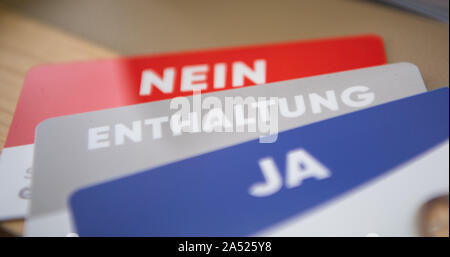 Stuttgart, Allemagne. 16 Oct, 2019. Carte de vote sera sur une table pendant la 100e session du Landtag de Bade-Wurtemberg. Crédit : Sébastien Gollnow/dpa/Alamy Live News Banque D'Images