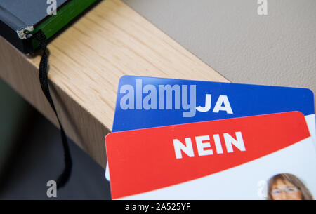 Stuttgart, Allemagne. 16 Oct, 2019. Carte de vote sera sur une table pendant la 100e session du Landtag de Bade-Wurtemberg. Crédit : Sébastien Gollnow/dpa/Alamy Live News Banque D'Images