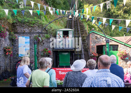 En attendant l'embarquement du groupe Lynton & Lynmouth Cliff Railway, Lee Road, Lynmouth, Devon, Angleterre, Royaume-Uni Banque D'Images