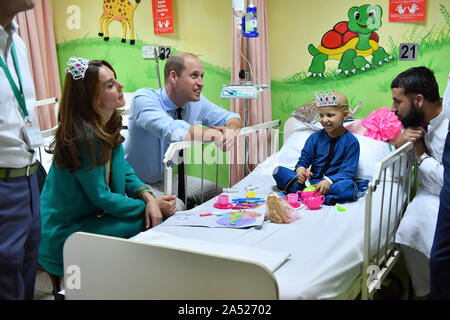 Le duc et la duchesse de Cambridge avec sept ans cancer patient Wafia demeurent, au cours d'une visite à Shaukat Khanum Memorial Cancer Hospital et Centre de recherche à Lahore, Pakistan, le quatrième jour de la visite royale au Pakistan. Banque D'Images
