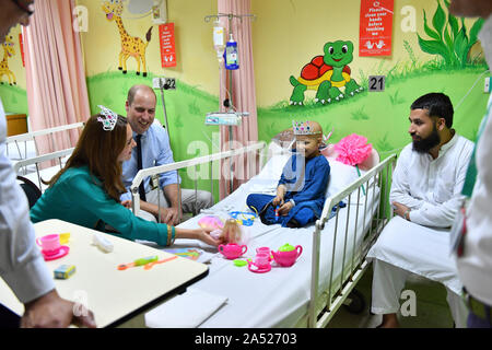 Le duc et la duchesse de Cambridge avec sept ans cancer patient Wafia demeurent, au cours d'une visite à Shaukat Khanum Memorial Cancer Hospital et Centre de recherche à Lahore, Pakistan, le quatrième jour de la visite royale au Pakistan. Banque D'Images