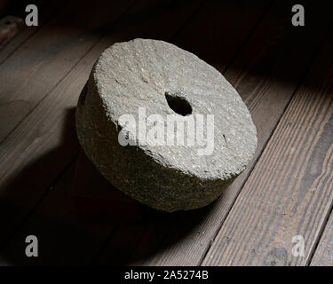 Moulin à meule de pierre ou d'époque à partir d'un moulin à blé à moudre le maïs et le blé sur l'affichage. Banque D'Images