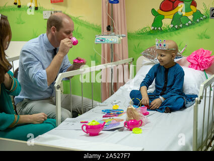 Le duc et la duchesse de Cambridge avec sept ans cancer patient Wafia demeurent, au cours d'une visite à Shaukat Khanum Memorial Cancer Hospital et Centre de recherche à Lahore, Pakistan, le quatrième jour de la visite royale au Pakistan. PA Photo. Photo date : Jeudi 17 octobre, 2019. L'institution a été créée en 1994 par le Premier Ministre, Imran Khan, après que sa mère est morte d'un cancer et il est maintenant géré en tant qu'organisme de bienfaisance. Voir PA story Tournée royale. Crédit photo doit se lire : Arthur Edwards/le soleil/PA Wire Banque D'Images