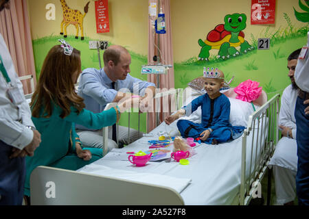 Le duc et la duchesse de Cambridge avec sept ans cancer patient Wafia demeurent, au cours d'une visite à Shaukat Khanum Memorial Cancer Hospital et Centre de recherche à Lahore, Pakistan, le quatrième jour de la visite royale au Pakistan. PA Photo. Photo date : Jeudi 17 octobre, 2019. L'institution a été créée en 1994 par le Premier Ministre, Imran Khan, après que sa mère est morte d'un cancer et il est maintenant géré en tant qu'organisme de bienfaisance. Voir PA story Tournée royale. Crédit photo doit se lire : Arthur Edwards/le soleil/PA Wire Banque D'Images
