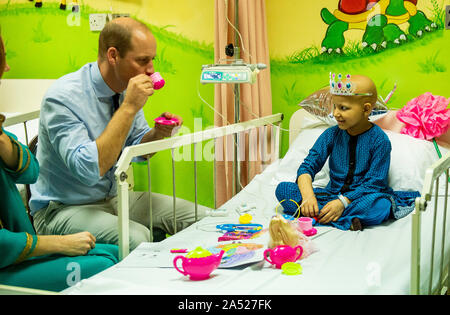 Le duc et la duchesse de Cambridge avec sept ans cancer patient Wafia demeurent, au cours d'une visite à Shaukat Khanum Memorial Cancer Hospital et Centre de recherche à Lahore, Pakistan, le quatrième jour de la visite royale au Pakistan. PA Photo. Photo date : Jeudi 17 octobre, 2019. L'institution a été créée en 1994 par le Premier Ministre, Imran Khan, après que sa mère est morte d'un cancer et il est maintenant géré en tant qu'organisme de bienfaisance. Voir PA story Tournée royale. Crédit photo doit se lire : Arthur Edwards/le soleil/PA Wire Banque D'Images