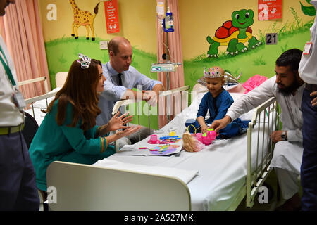 Le duc et la duchesse de Cambridge avec sept ans cancer patient Wafia demeurent, au cours d'une visite à Shaukat Khanum Memorial Cancer Hospital et Centre de recherche à Lahore, Pakistan, le quatrième jour de la visite royale au Pakistan. PA Photo. Photo date : Jeudi 17 octobre, 2019. L'institution a été créée en 1994 par le Premier Ministre, Imran Khan, après que sa mère est morte d'un cancer et il est maintenant géré en tant qu'organisme de bienfaisance. Voir PA story Tournée royale. Crédit photo doit se lire : Arthur Edwards/le soleil/PA Wire Banque D'Images
