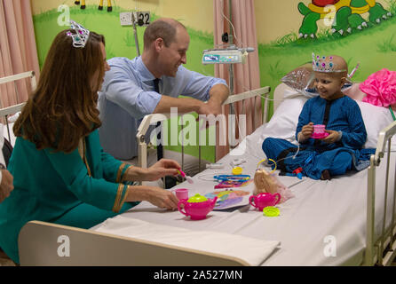 Le duc et la duchesse de Cambridge avec sept ans cancer patient Wafia demeurent, au cours d'une visite à Shaukat Khanum Memorial Cancer Hospital et Centre de recherche à Lahore, Pakistan, le quatrième jour de la visite royale au Pakistan. Banque D'Images