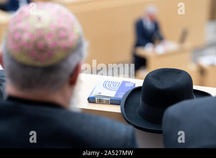 Stuttgart, Allemagne. 16 Oct, 2019. Un rabbin est assis dans les tribunes au cours de la 100e session du Landtag de Bade-Wurtemberg. L'un des sujets abordés a été le rapport du représentant du gouvernement de l'état de Bade-Wurtemberg contre l'antisémitisme. Crédit : Sébastien Gollnow/dpa/Alamy Live News Banque D'Images