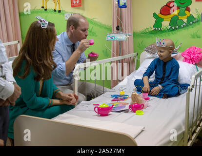 Le duc et la duchesse de Cambridge avec sept ans cancer patient Wafia demeurent, au cours d'une visite à Shaukat Khanum Memorial Cancer Hospital et Centre de recherche à Lahore, Pakistan, le quatrième jour de la visite royale au Pakistan. PA Photo. Photo date : Jeudi 17 octobre, 2019. L'institution a été créée en 1994 par le Premier Ministre, Imran Khan, après que sa mère est morte d'un cancer et il est maintenant géré en tant qu'organisme de bienfaisance. Voir PA story Tournée royale. Crédit photo doit se lire : Arthur Edwards/le soleil/PA Wire Banque D'Images