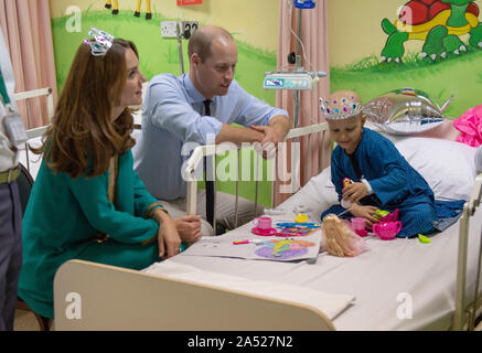 Le duc et la duchesse de Cambridge avec sept ans cancer patient Wafia demeurent, au cours d'une visite à Shaukat Khanum Memorial Cancer Hospital et Centre de recherche à Lahore, Pakistan, le quatrième jour de la visite royale au Pakistan. PA Photo. Photo date : Jeudi 17 octobre, 2019. L'institution a été créée en 1994 par le Premier Ministre, Imran Khan, après que sa mère est morte d'un cancer et il est maintenant géré en tant qu'organisme de bienfaisance. Voir PA story Tournée royale. Crédit photo doit se lire : Arthur Edwards/le soleil/PA Wire Banque D'Images