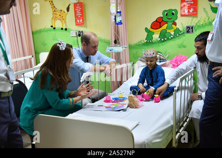 Le duc et la duchesse de Cambridge avec sept ans cancer patient Wafia demeurent, au cours d'une visite à Shaukat Khanum Memorial Cancer Hospital et Centre de recherche à Lahore, Pakistan, le quatrième jour de la visite royale au Pakistan. PA Photo. Photo date : Jeudi 17 octobre, 2019. L'institution a été créée en 1994 par le Premier Ministre, Imran Khan, après que sa mère est morte d'un cancer et il est maintenant géré en tant qu'organisme de bienfaisance. Voir PA story Tournée royale. Crédit photo doit se lire : Arthur Edwards/le soleil/PA Wire Banque D'Images