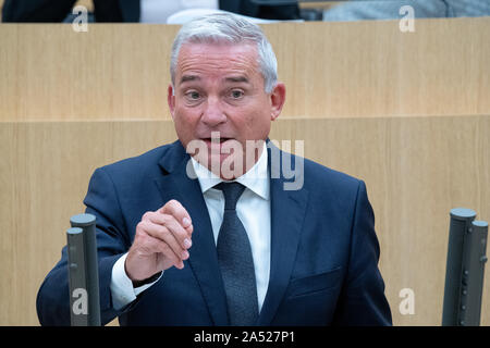 Stuttgart, Allemagne. 16 Oct, 2019. Thomas Strobl (CDU), Ministre de l'intérieur, la numérisation et la Migration du Bade-Wurtemberg, prendra la parole lors de la 100e session du Landtag de Bade-Wurtemberg. L'un des sujets abordés a été le rapport du représentant du gouvernement de l'état de Bade-Wurtemberg contre l'antisémitisme. Crédit : Sébastien Gollnow/dpa/Alamy Live News Banque D'Images