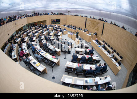 Stuttgart, Allemagne. 16 Oct, 2019. Les membres du parlement s'asseoir dans leur siège pendant la 100e session du parlement de l'état de Bade-Wurtemberg. (Photo avec objectif fisheye) Credit : Sebastian Gollnow/dpa/Alamy Live News Banque D'Images