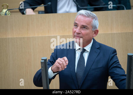 Stuttgart, Allemagne. 16 Oct, 2019. Thomas Strobl (CDU), Ministre de l'intérieur, la numérisation et la Migration du Bade-Wurtemberg, prendra la parole lors de la 100e session du Landtag de Bade-Wurtemberg. L'un des sujets abordés a été le rapport du représentant du gouvernement de l'état de Bade-Wurtemberg contre l'antisémitisme. Crédit : Sébastien Gollnow/dpa/Alamy Live News Banque D'Images