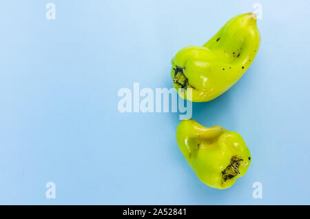 Ugly nourriture. poivron vert sur un fond bleu. copy space Banque D'Images