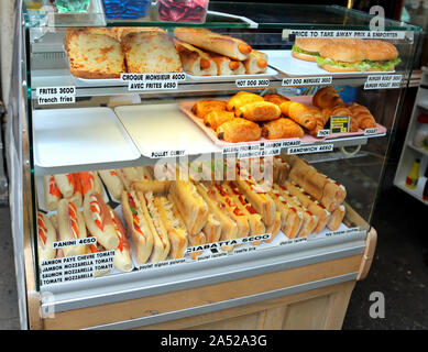 Affichage de bar avec beaucoup de sandwiches en France avec le nom de la nourriture en langue française Banque D'Images