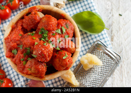 Boulettes frites fraîche dans une sauce tomate close up Banque D'Images