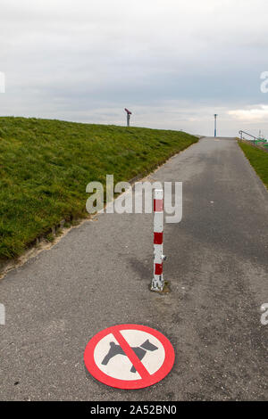 Frise orientale, mer du Nord et de la Chine continentale, en hiver, les sections côtières vides, l'interdiction des chiens sur la digue près de Neuharlingersiel, Banque D'Images