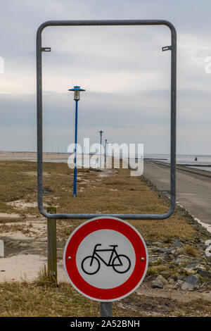 Frise orientale, mer du Nord et de la Chine continentale, en hiver, le littoral vide, pas de vélo sur la digue près de Neuharlingersiel, Banque D'Images