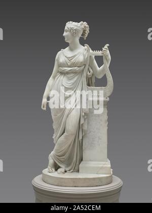 Terpsichore Lyran (Muse de la poésie lyrique), 1816. Dans la mythologie grecque, Terpsichore était l'une des neuf Muses, déesses ou d'inspiration créatrice. La lyre, l'inscription sur la colonne courte, et le caducée (serpents entrelacés) sur le côté d'identifier la figure comme Lyran Terpsichore, muse de la poésie lyrique. Cette sculpture a commencé avec une commission de le frère de Napoléon, Lucien, pour un portrait idéalisé de sa femme, alexandrine. Antonio Canova a fait cette version pour une aristocrate britannique et en 1817 il expose à la Royal Academy de Londres avec grand succès. Banque D'Images