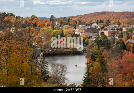 Une vue panoramique de Huntsville (Ontario) qui est célèbre pour les couleurs d'automne et d'eau. Banque D'Images