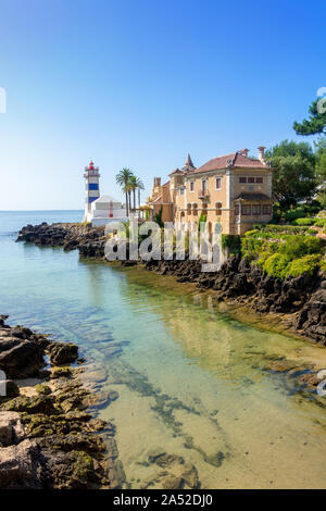 Le phare de Santa Marta à Cascais près de Lisbonne Portugal et la Casa de Santa Maria, autrefois Un manoir aujourd'hui Un musée de Maison historique municipale Banque D'Images