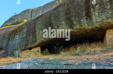 Grottes d'ermites antiques météores dans le village de Kastraki, Grèce près de Banque D'Images