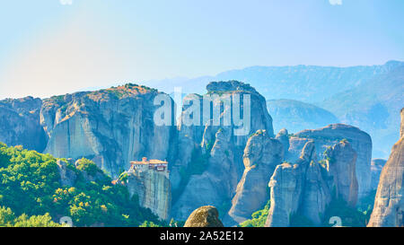 Panorama de météores avec le Monastère de Rousanou sur la falaise, Grèce - paysage de montagne grecque Banque D'Images