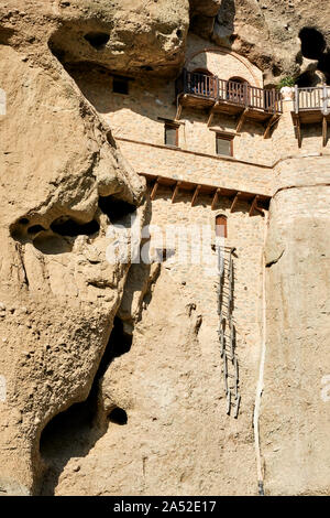 Monastère dans la roche et ermites resta dans le village de Kastraki près de météores, Grèce Banque D'Images