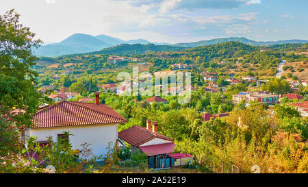 Paysage rural avec vue panoramique de la vallée village et dans la soirée, le village de Kastraki, Thessalie, Grèce - paysage grec pittoresque Banque D'Images