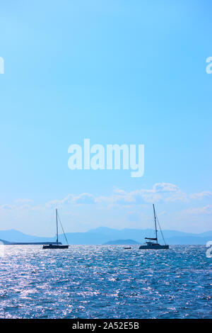 Yachts dans la mer sur la journée d'été, ciel bleu, la Grèce. Composition Copyspace Banque D'Images