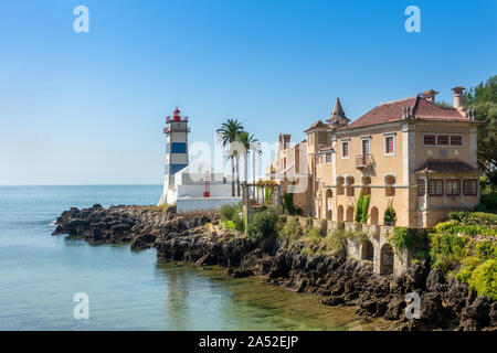 Le phare de Santa Marta à Cascais près de Lisbonne au Portugal et la Casa de Santa Maria Banque D'Images