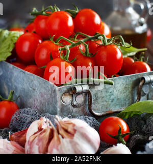 Ingrédients pour la sauce tomate italienne - Tomates, ail, basilic et huile d'olive Banque D'Images