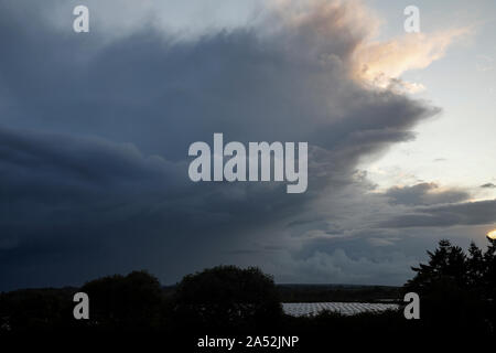 Tuesley ferme, Godalming. 17 octobre 2019. Une fin de tempête à la journée pour les Home Counties avec une douche à effet pluie et bourrasques soudaines. Une tempête coucher de soleil sur Tuesley ferme à Godalming, Surrey. Credit : james jagger/Alamy Live News Banque D'Images