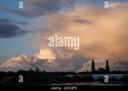 Tuesley ferme, Godalming. 17 octobre 2019. Une fin de tempête à la journée pour les Home Counties avec une douche à effet pluie et bourrasques soudaines. Une tempête coucher de soleil sur Tuesley ferme à Godalming, Surrey. Credit : james jagger/Alamy Live News Banque D'Images