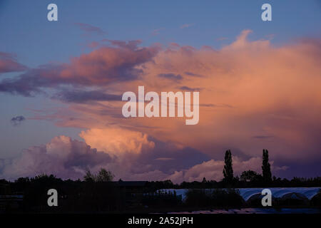 Tuesley ferme, Godalming. 17 octobre 2019. Une fin de tempête à la journée pour les Home Counties avec une douche à effet pluie et bourrasques soudaines. Une tempête coucher de soleil sur Tuesley ferme à Godalming, Surrey. Credit : james jagger/Alamy Live News Banque D'Images