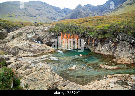 Vue d'un bleu clair dans la piscine une Mhadaidh Allt coco à la fée des piscines par Glen cassant par les Cuillin Hills, Isle of Skye, Scotland, UK, Europe. Banque D'Images