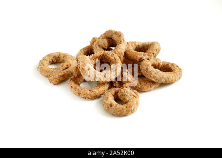 Snack traditionnel italien Taralli des Pouilles isolated on white Banque D'Images